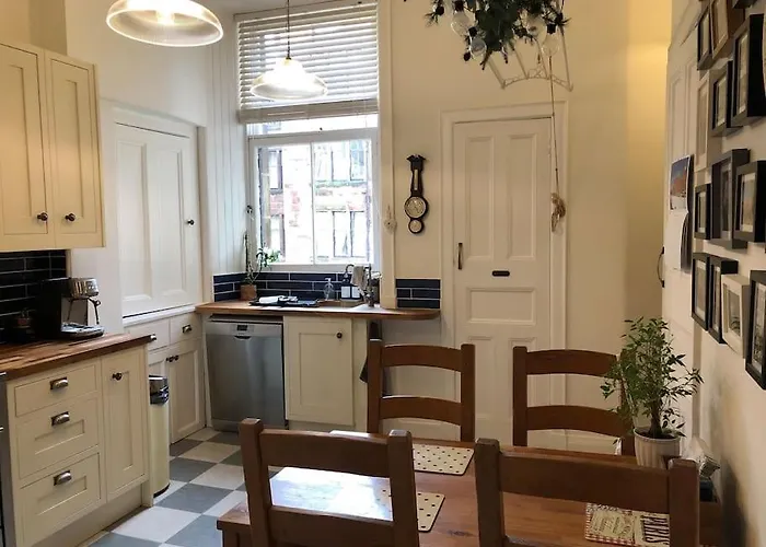 شقة Spacious 3 Bed Flat In The Heart Of The West End. غلاسغو