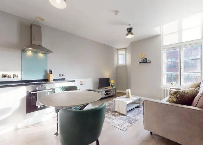 Glassford Apartment *