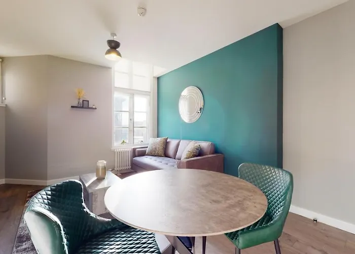 Glassford Apartment *