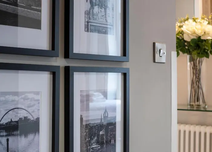 Glassford Apartment *