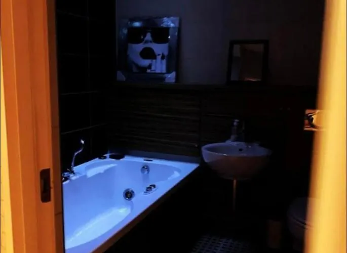 Designer Penthouse With Riverviews - G1 Centre, 3 Bedrooms, 2 Bathrooms, 1 Living / Kitchen. Full Floor, Wrap Around Terrace, Panoramic Views, Off Station / Buchanan Street