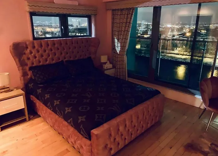 公寓 Designer Penthouse With Riverviews - G1 Centre, 3 Bedrooms, 2 Bathrooms, 1 Living / Kitchen. Full Floor, Wrap Around Terrace, Panoramic Views, Off Station / Buchanan Street