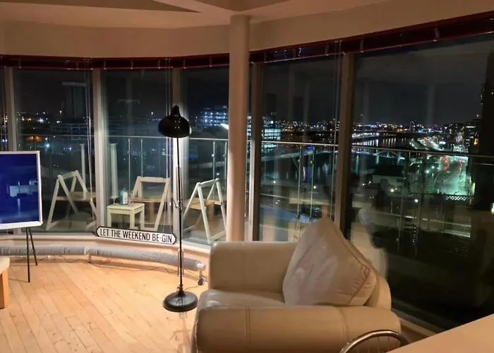 Apartament Designer Penthouse With Riverviews - G1 Centre, 3 Bedrooms, 2 Bathrooms, 1 Living / Kitchen. Full Floor, Wrap Around Terrace, Panoramic Views, Off Station / Buchanan Street