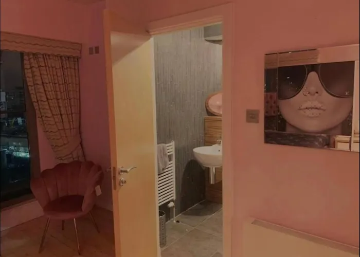 Designer Penthouse With Riverviews - G1 Centre, 3 Bedrooms, 2 Bathrooms, 1 Living / Kitchen. Full Floor, Wrap Around Terrace, Panoramic Views, Off Station / Buchanan Street * Glasgow