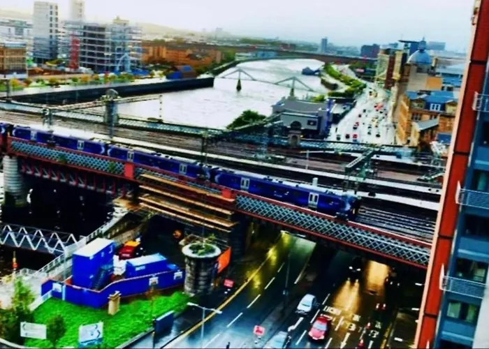 Designer Penthouse With Riverviews - G1 Centre, 3 Bedrooms, 2 Bathrooms, 1 Living / Kitchen. Full Floor, Wrap Around Terrace, Panoramic Views, Off Station / Buchanan Street Apartament *