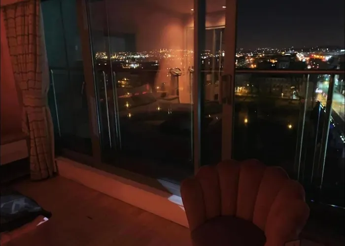 Designer Penthouse With Riverviews - G1 Centre, 3 Bedrooms, 2 Bathrooms, 1 Living / Kitchen. Full Floor, Wrap Around Terrace, Panoramic Views, Off Station / Buchanan Street