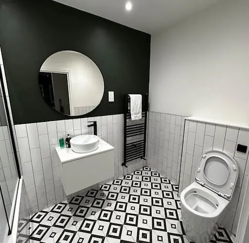 3 Bedroom/3 Bathroom Large Flat Near Ovo Hydro *