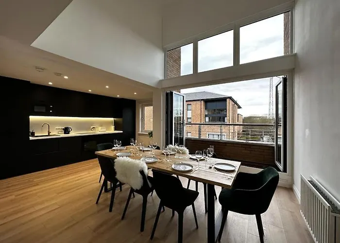 Апартаменты 3 Bedroom/3 Bathroom Large Flat Near Ovo Hydro *