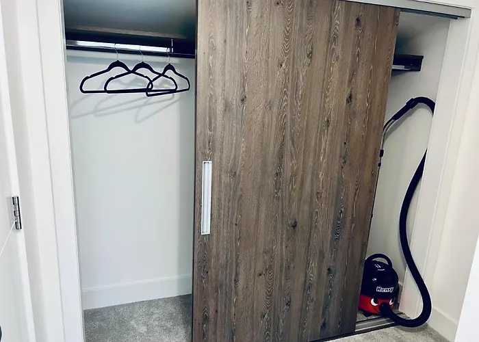 בית נופש Executive Triplex House, 3 Bedroom 3 Bathrooms 1 Living Kitchen - Huge Terrace For Master Bedroom - Private E Parking Lez Congestion Zone Free - Garden - 5 Mins Drive To Centre Station *