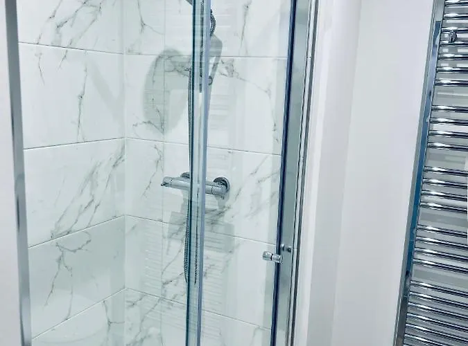 Executive Triplex House, 3 Bedroom 3 Bathrooms 1 Living Kitchen - Huge Terrace For Master Bedroom - Private E Parking Lez Congestion Zone Free - Garden - 5 Mins Drive To Centre Station Дом отдыха Глазго