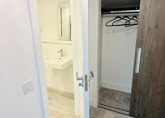 Дом отдыха Executive Triplex House, 3 Bedroom 3 Bathrooms 1 Living Kitchen - Huge Terrace For Master Bedroom - Private E Parking Lez Congestion Zone Free - Garden - 5 Mins Drive To Centre Station