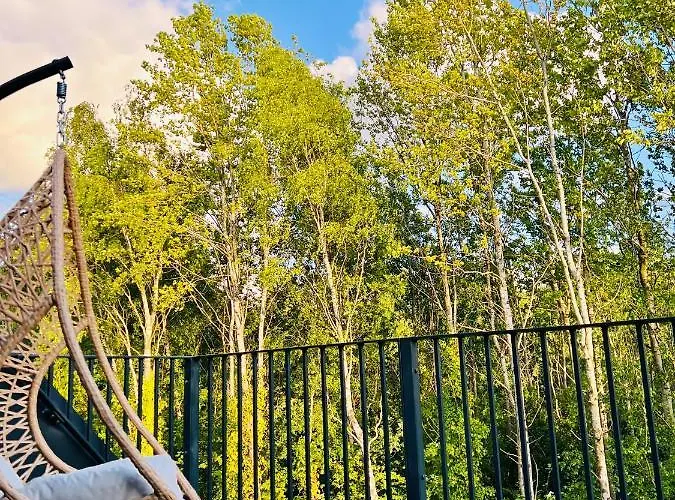 Дом отдыха Executive Triplex House, 3 Bedroom 3 Bathrooms 1 Living Kitchen - Huge Terrace For Master Bedroom - Private E Parking Lez Congestion Zone Free - Garden - 5 Mins Drive To Centre Station *