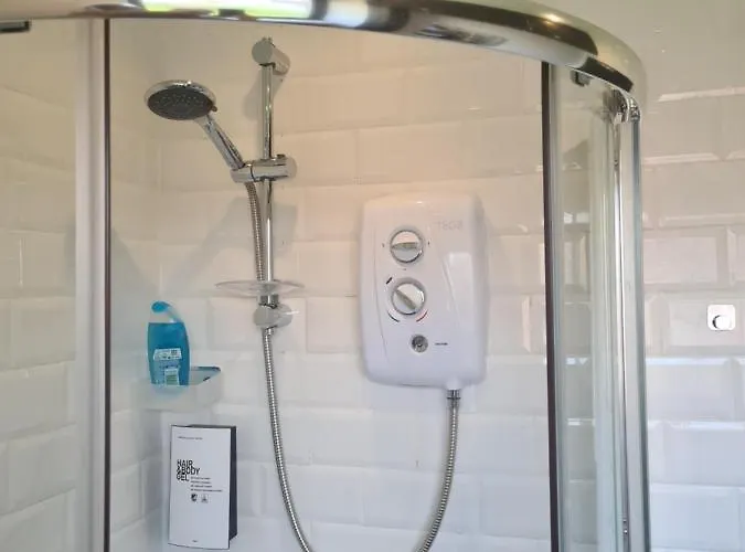 Travel Host 3 Bedroom House With Free Parking Glasgow