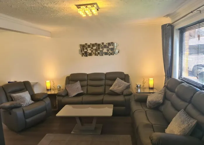 Travel Host 3 Bedroom House With Free Parking *