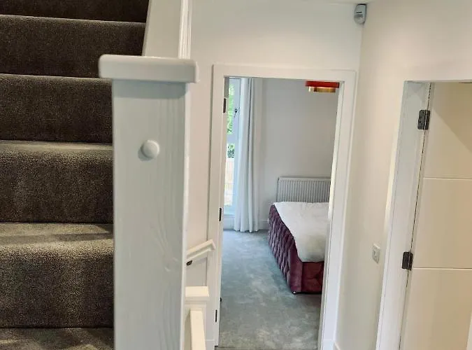 Executive Triplex House, 3 Bedroom 3 Bathrooms 1 Living Kitchen - Huge Terrace For Master Bedroom - Private E Parking Lez Congestion Zone Free - Garden - 5 Mins Drive To Centre Station Дом отдыха *