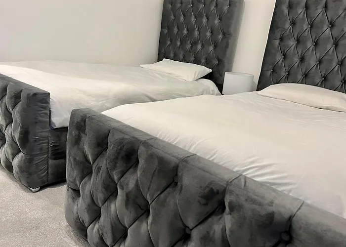 Executive Triplex House, 3 Bedroom 3 Bathrooms 1 Living Kitchen - Huge Terrace For Master Bedroom - Private E Parking Lez Congestion Zone Free - Garden - 5 Mins Drive To Centre Station בית נופש *