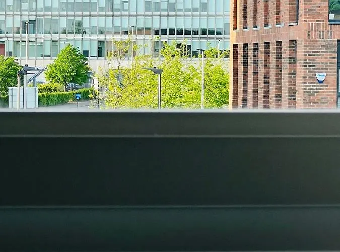 Executive Triplex House, 3 Bedroom 3 Bathrooms 1 Living Kitchen - Huge Terrace For Master Bedroom - Private E Parking Lez Congestion Zone Free - Garden - 5 Mins Drive To Centre Station Дом отдыха *