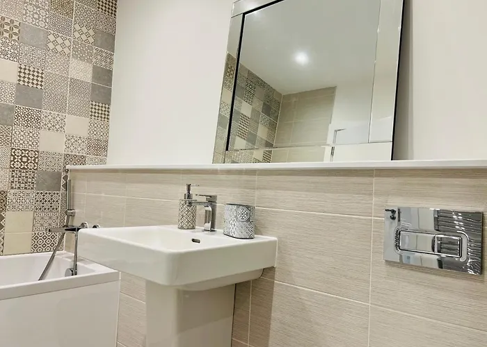 Executive Triplex House, 3 Bedroom 3 Bathrooms 1 Living Kitchen - Huge Terrace For Master Bedroom - Private E Parking Lez Congestion Zone Free - Garden - 5 Mins Drive To Centre Station 格拉斯哥