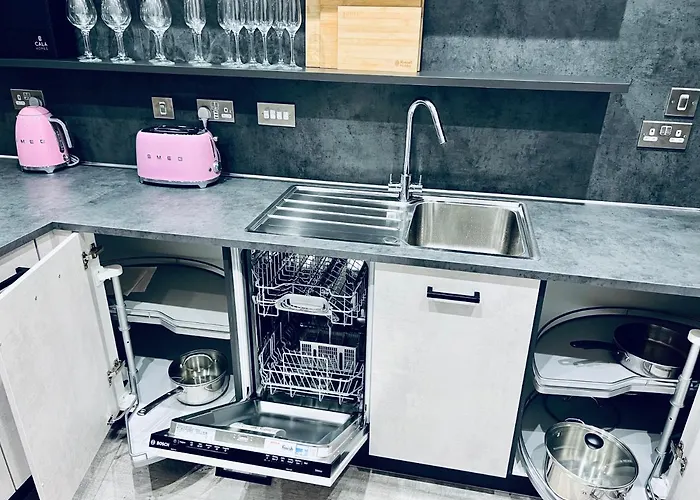 度假居 Executive Triplex House, 3 Bedroom 3 Bathrooms 1 Living Kitchen - Huge Terrace For Master Bedroom - Private E Parking Lez Congestion Zone Free - Garden - 5 Mins Drive To Centre Station 格拉斯哥