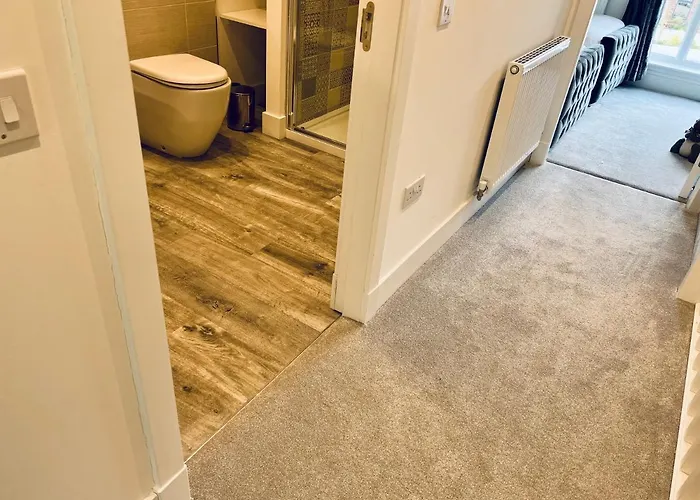 度假居 Executive Triplex House, 3 Bedroom 3 Bathrooms 1 Living Kitchen - Huge Terrace For Master Bedroom - Private E Parking Lez Congestion Zone Free - Garden - 5 Mins Drive To Centre Station *