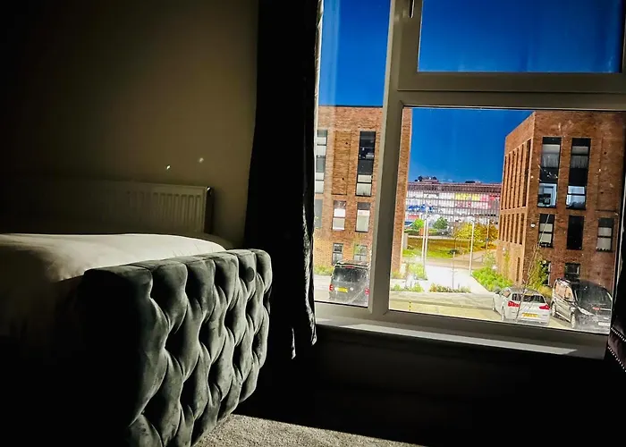 Executive Triplex House, 3 Bedroom 3 Bathrooms 1 Living Kitchen - Huge Terrace For Master Bedroom - Private E Parking Lez Congestion Zone Free - Garden - 5 Mins Drive To Centre Station * Глазго