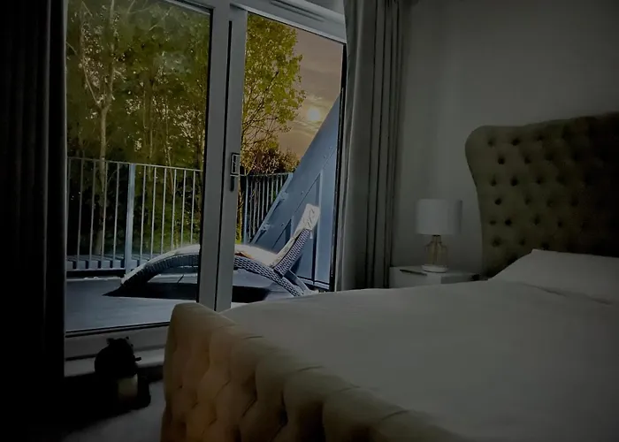 Executive Triplex House, 3 Bedroom 3 Bathrooms 1 Living Kitchen - Huge Terrace For Master Bedroom - Private E Parking Lez Congestion Zone Free - Garden - 5 Mins Drive To Centre Station *