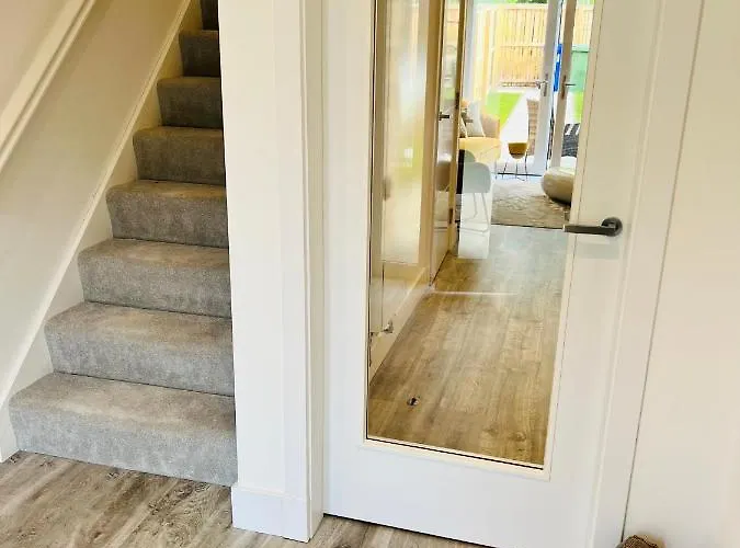 Executive Triplex House, 3 Bedroom 3 Bathrooms 1 Living Kitchen - Huge Terrace For Master Bedroom - Private E Parking Lez Congestion Zone Free - Garden - 5 Mins Drive To Centre Station * גלאזגו