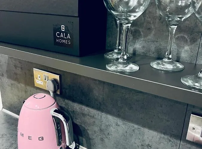 בית נופש Executive Triplex House, 3 Bedroom 3 Bathrooms 1 Living Kitchen - Huge Terrace For Master Bedroom - Private E Parking Lez Congestion Zone Free - Garden - 5 Mins Drive To Centre Station גלאזגו