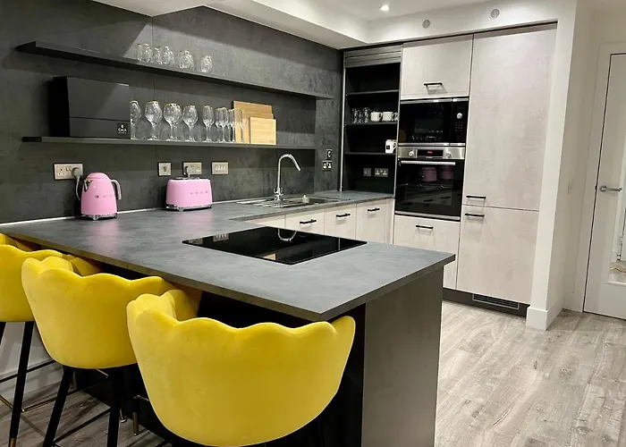 Executive Triplex House, 3 Bedroom 3 Bathrooms 1 Living Kitchen - Huge Terrace For Master Bedroom - Private E Parking Lez Congestion Zone Free - Garden - 5 Mins Drive To Centre Station Дом отдыха Глазго