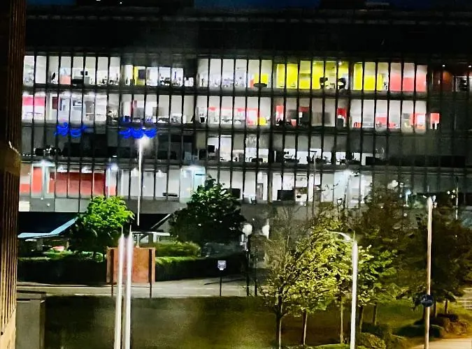 Executive Triplex House, 3 Bedroom 3 Bathrooms 1 Living Kitchen - Huge Terrace For Master Bedroom - Private E Parking Lez Congestion Zone Free - Garden - 5 Mins Drive To Centre Station Дом отдыха Глазго