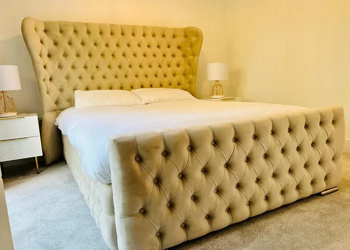 Executive Triplex House, 3 Bedroom 3 Bathrooms 1 Living Kitchen - Huge Terrace For Master Bedroom - Private E Parking Lez Congestion Zone Free - Garden - 5 Mins Drive To Centre Station בית נופש *