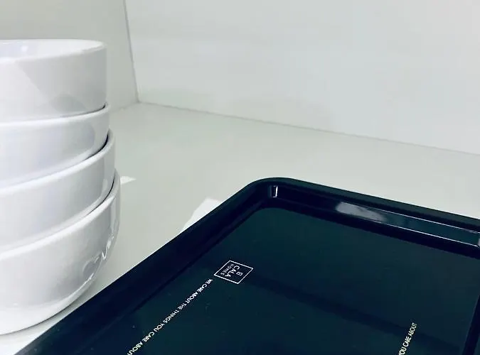 Executive Triplex House, 3 Bedroom 3 Bathrooms 1 Living Kitchen - Huge Terrace For Master Bedroom - Private E Parking Lez Congestion Zone Free - Garden - 5 Mins Drive To Centre Station בית נופש גלאזגו