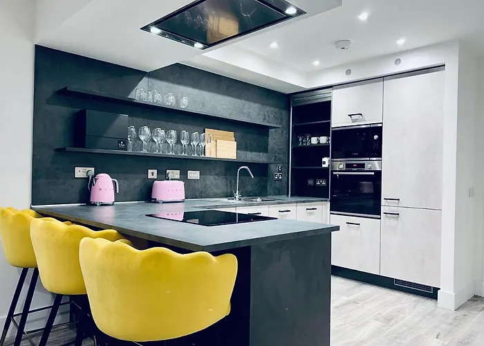 Executive Triplex House, 3 Bedroom 3 Bathrooms 1 Living Kitchen - Huge Terrace For Master Bedroom - Private E Parking Lez Congestion Zone Free - Garden - 5 Mins Drive To Centre Station Дом отдыха