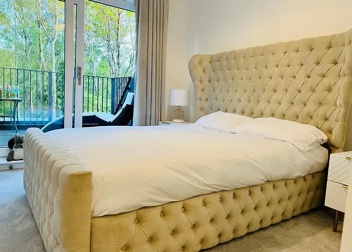 בית נופש Executive Triplex House, 3 Bedroom 3 Bathrooms 1 Living Kitchen - Huge Terrace For Master Bedroom - Private E Parking Lez Congestion Zone Free - Garden - 5 Mins Drive To Centre Station גלאזגו