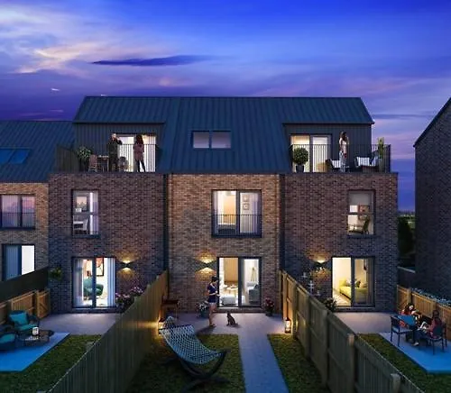 Executive Triplex House, 3 Bedroom 3 Bathrooms 1 Living Kitchen - Huge Terrace For Master Bedroom - Private E Parking Lez Congestion Zone Free - Garden - 5 Mins Drive To Centre Station 度假居 *