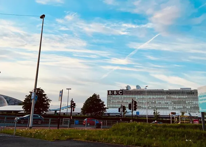 Executive Triplex House, 3 Bedroom 3 Bathrooms 1 Living Kitchen - Huge Terrace For Master Bedroom - Private E Parking Lez Congestion Zone Free - Garden - 5 Mins Drive To Centre Station Глазго