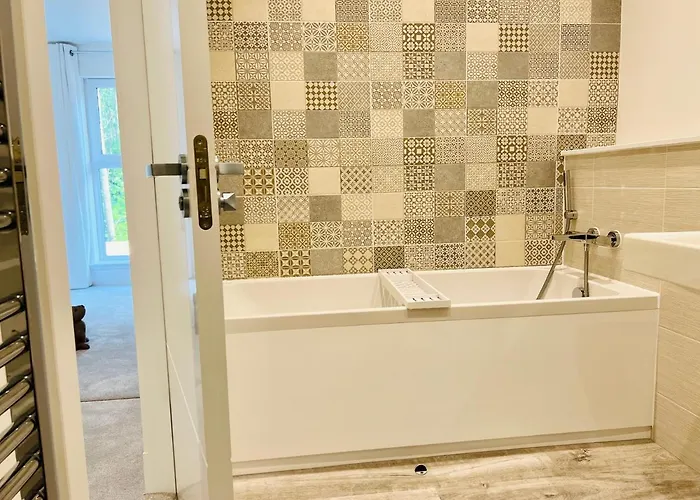 Executive Triplex House, 3 Bedroom 3 Bathrooms 1 Living Kitchen - Huge Terrace For Master Bedroom - Private E Parking Lez Congestion Zone Free - Garden - 5 Mins Drive To Centre Station 度假居 *