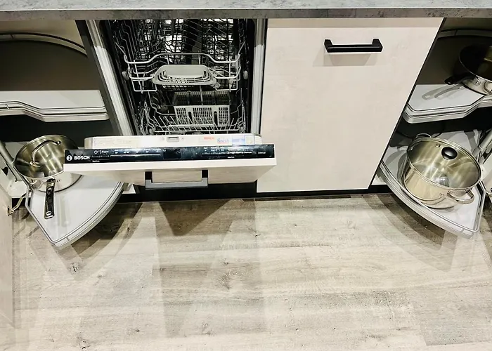 Executive Triplex House, 3 Bedroom 3 Bathrooms 1 Living Kitchen - Huge Terrace For Master Bedroom - Private E Parking Lez Congestion Zone Free - Garden - 5 Mins Drive To Centre Station גלאזגו