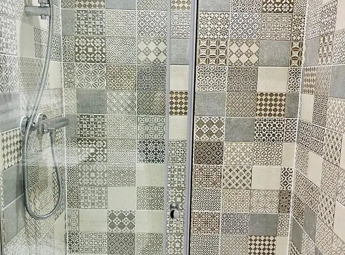 Executive Triplex House, 3 Bedroom 3 Bathrooms 1 Living Kitchen - Huge Terrace For Master Bedroom - Private E Parking Lez Congestion Zone Free - Garden - 5 Mins Drive To Centre Station *