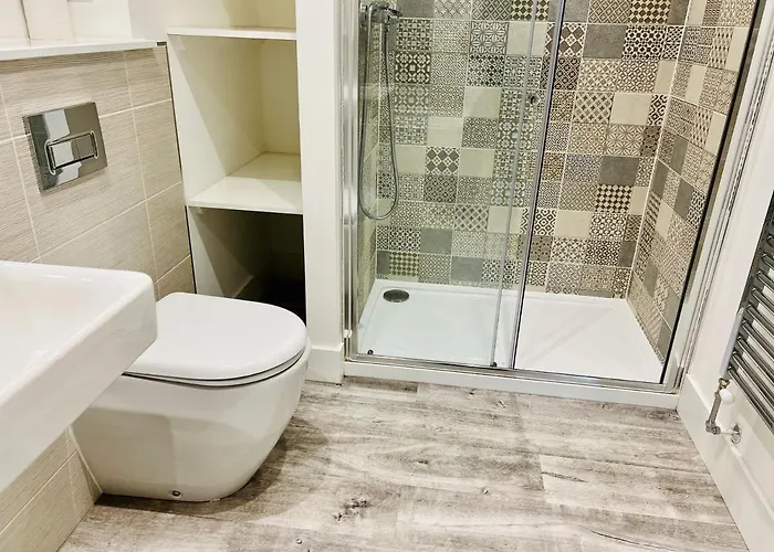 Executive Triplex House, 3 Bedroom 3 Bathrooms 1 Living Kitchen - Huge Terrace For Master Bedroom - Private E Parking Lez Congestion Zone Free - Garden - 5 Mins Drive To Centre Station בית נופש גלאזגו