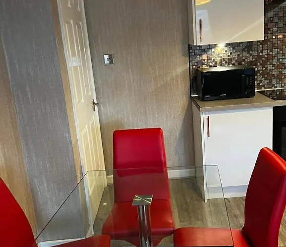 Centre Flat With River Views And Parking Daire