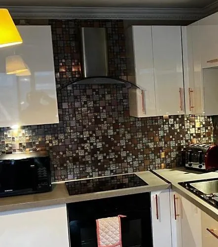 Daire Centre Flat With River Views And Parking *