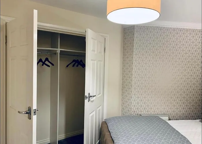 Centre Flat With River Views And Parking