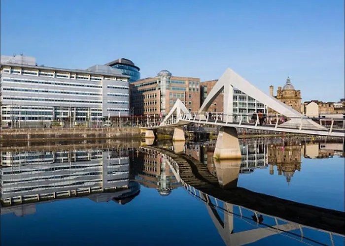 Daire Centre Flat With River Views And Parking