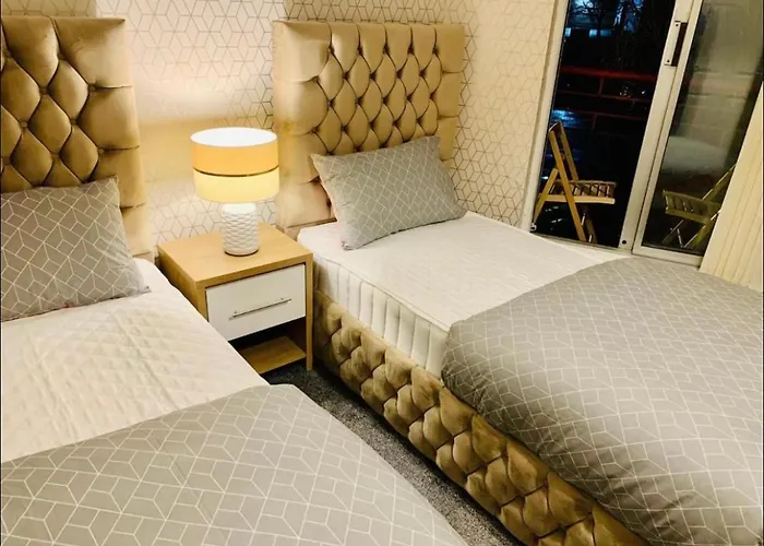 Centre Flat With River Views And Parking * Glasgow