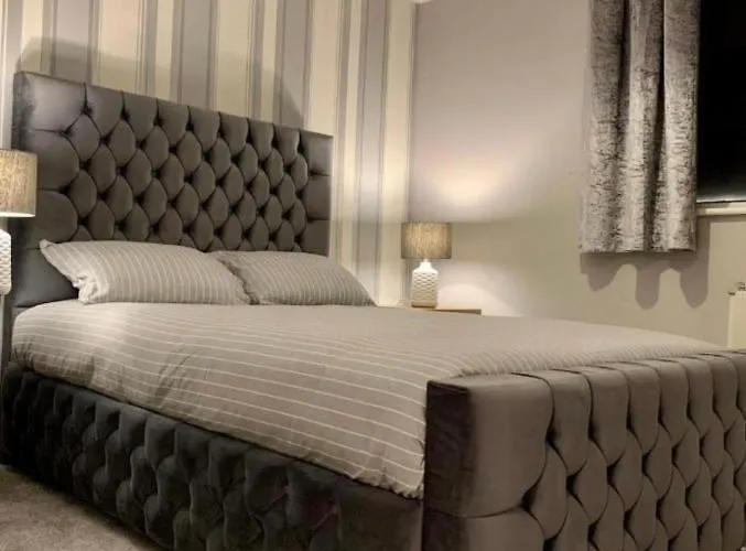 Centre Flat With River Views And Parking *