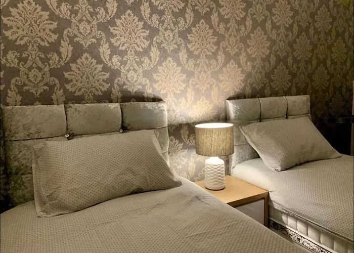 Centre Flat With River Views And Parking Daire