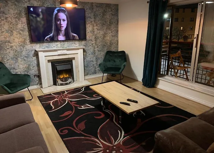 Centre Flat With River Views And Parking