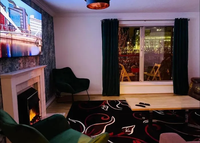 Centre Flat With River Views And Parking *