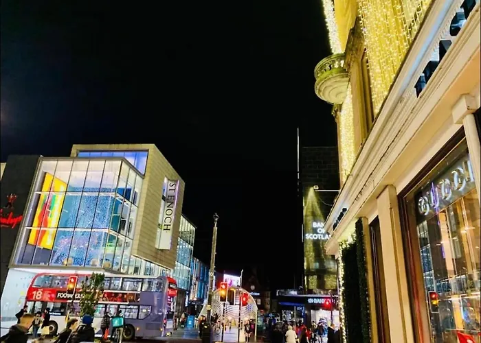 Centre Flat With River Views And Parking